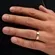 Aliança Masculina Anatômica Banhada a Ouro 18K com Detalhe em Marcação – Conforto e Estilo