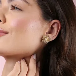 Brinco Flor Detalhada Vazada com Pérola