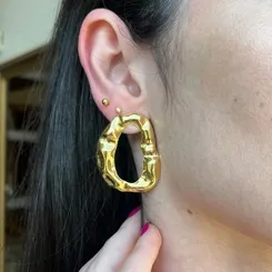 Brinco Orgânico Amassado: Uma Expressão Autêntica de Estilo