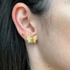 Brinco Laço Zircônias: Elegância e Delicadeza em Cada Detalhe
