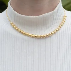 Colar Corrente Cadeado e Esferas Diamantadas Foscas: Uma Fusão de Elegância e Mistério