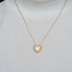 Colar Pingente Coração Cravejado: Elegância em Alto Relevo