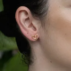 Brinco Coração Vazado com Zircônias: Elegância Assimétrica e Brilho Sutil