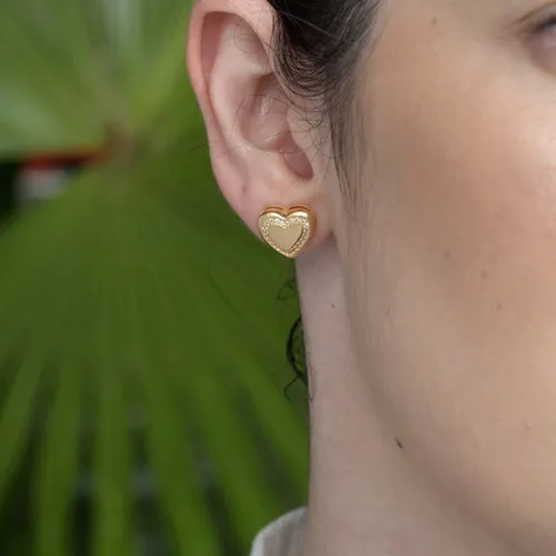 Brinco Coração Liso com Detalhe em Zircônias: Elegância e Sofisticação em Cada Detalhe