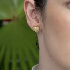 Brinco Coração Liso com Detalhe em Zircônias: Elegância e Sofisticação em Cada Detalhe