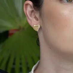 Brinco Coração com Zircônias Laterais: Elegância Radiante em Cada Detalhe