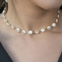 Colar de Pérola Barroca com Detalhe Redondo Achatado
