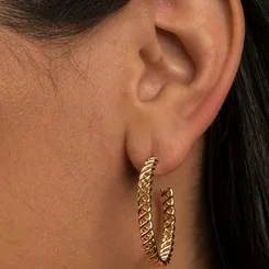 Brinco de Argola Média com Detalhes Ondulados