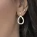Brinco com Base em Formato de Gota Cravejada com Zircônias e Pingente em Gota Vazado