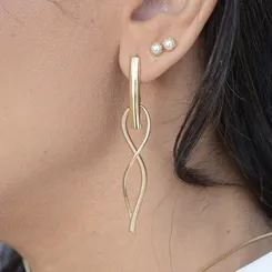Brinco Grande com Pingente Infinito Retorcido: Elegância Atemporal e Sofisticação