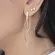 Brinco Grande com Pingente Infinito Retorcido: Elegância Atemporal e Sofisticação