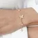 Pulseira com Pingente de Borboleta Cravejada e Pontos de Luz em Cristal