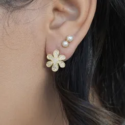Brinco em Formato de Flor Pequeno Cravejado com Zircônias