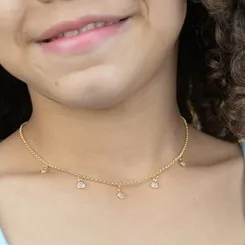 Colar Infantil Cristais Redondos: Delicadeza e Brilho para Pequenas Estrelas!