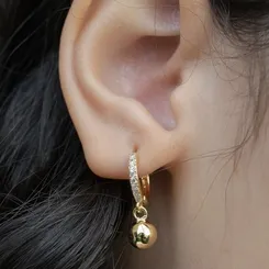 Brinco Argola Articulada Cravejada com Zircônias e Pingente de Bola Lisa - Banhada a Ouro 18k