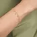 Pulseira com Corrente Delicada e Pingentes de Estrelinhas Lisas – Charme e Elegância