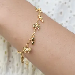 Pulseira Infantil com Pingentes de Lacinhos e Menininha Banhada a Ouro 18k  – Doçura e Delicadeza