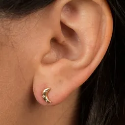 Brinco Pequeno Meia Lua Cravejado com Três Zircônias Banhado a Ouro 18 k