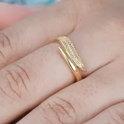 Anel Aro Entrelaçado e Zircônias Banhado a Ouro 18K