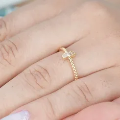 Anel Delicado com Detalhe Retangular e Zircônias Banhado a Ouro 18K