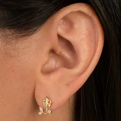 Brinco Pequeno de Florzinha com Pétalas Lisas e Miolo com Zircônia Banhado a Ouro 18 k