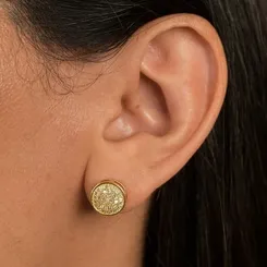 Brinco Redondo Vazado na Lateral Cravejado com Micro Zircônias Banhado a Ouro 18K