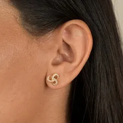 Brinco Pequeno com Três Elos Cravejados com Zircônias Banhado a Ouro 18K