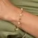 Pulseira Intercalada com Bolas Lisas e Pérolas  Banhada a Ouro 18k