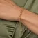 Pulseira com Elos Portugueses nas Extremidades e Elo Grosso ao Centro  Banhada a Ouro 18k