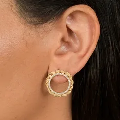 Brinco Círculo Vazado Detalhado com Círculo Central Cravejado em Zircônias Banhada a Ouro 18 k
