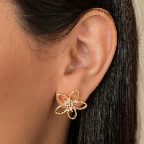 Brinco Médio Flor com Pétalas Vazadas e Miolo com Zircônias Geométricas  Banhada a Ouro 18 k