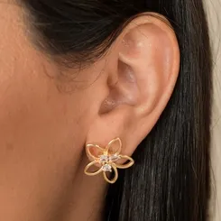Brinco Médio Flor com Pétalas Vazadas e Miolo com Zircônias Geométricas  Banhada a Ouro 18 k