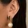 Brinco com Base Gota Lisa e Pingente de Pérola 12mm Banhada a Ouro 18 k
