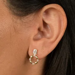 Brinco com Base de Cristal e Pingente Circular com Quatro Zircônias Pontuais Banhado a Ouro 18K
