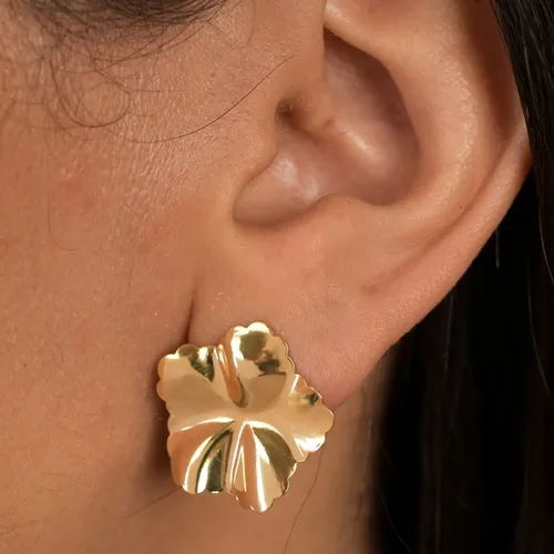 Brinco Médio Flor Orgânica em Chapa Lisa Banhada a Ouro 18 k