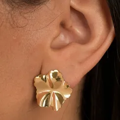 Brinco Médio Flor Orgânica em Chapa Lisa Banhada a Ouro 18 k