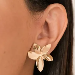 Brinco Flor Orgânica em Chapa Lisa com Pétalas Definidas e Diversificadas  Banhada a Ouro 18 k