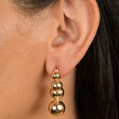 Brinco de Esferas Lisas em Tamanhos Crescentes Banhado a Ouro 18k