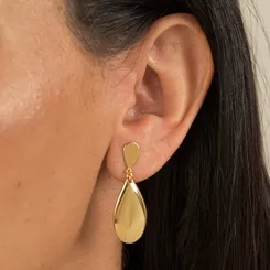 Brinco Médio com Base em Gota Invertida e Pingente em Chapa Lisa Banhado a Ouro 18k