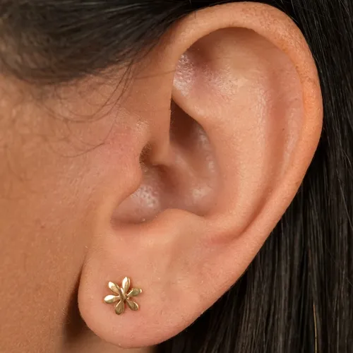 Brinco Pequeno Florzinha Lisa com Tarracha Baby  Banhado a Ouro 18k