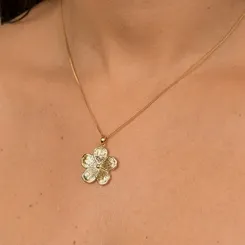 Colar com Pingente de Flor com Pétalas Arredondadas e Escovadas - Banhado a Ouro 18k