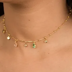 Colar com Pingentes de Cristais Banhado a Ouro 18k – Sofisticação e Brilho Encantador