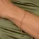Pulseira Corrente Cartier Elos Detalhados e Pingente Circular Vazado Cravejado com Zircônias