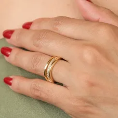 Anel com Aro Central Cravejado e Aros Ondulados Banhado a Ouro 18k
