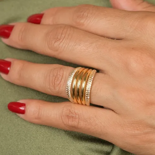 Anel com Três Fileiras Lisas e Zircônias Cravejadas nas Extremidades Banhado a Ouro 18k