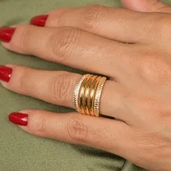 Anel com Três Fileiras Lisas e Zircônias Cravejadas nas Extremidades Banhado a Ouro 18k