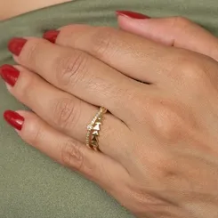 Anel com Dois Aros: Liso com Triângulos Interligados e Cravejado com Zircônias Banhado a Ouro 18k