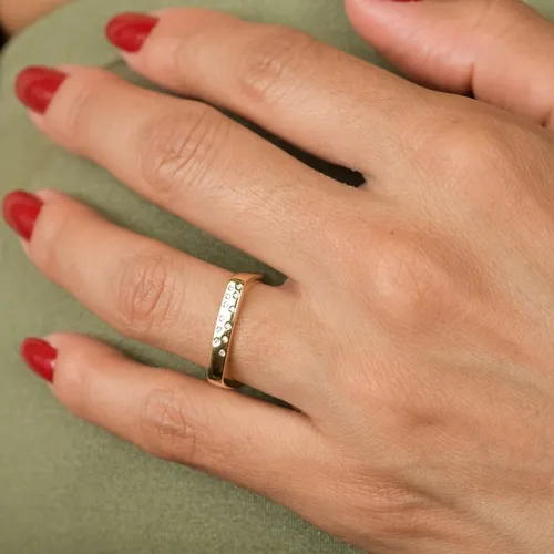 Anel com Design Quadrado e Zircônias Salteadas Banhado a Ouro 18k