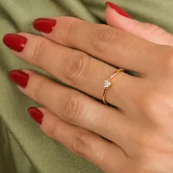 Anel com Coração Cravejado com Micro Zircônias e Aros Não Conectados Banhado a Ouro 18k