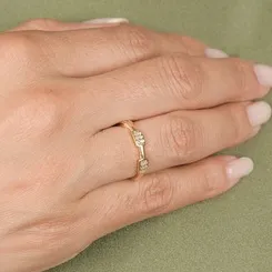 Anel Aro Delicado com Detalhes Retangulares Cravejados em Zircônias Banhado a Ouro 18K